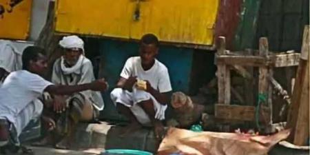 مواطن من زنجبار يُعرض أواني منزله للبيع على قارع الطريق في مشهد يعكس التحديات المعيشية الصعبة