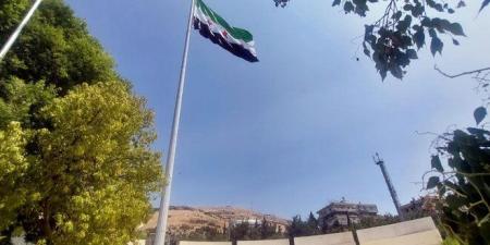 رفع أكبر علم سوري على أعلى سارية في حديقة تشرين بدمشق
