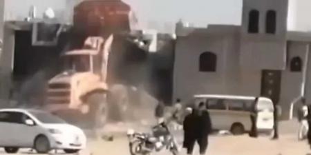 مليشيا الحوثي تهدم منزل مواطن في صنعاء (فيديو)