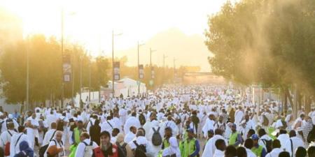 ضيوف الرحمن ينفرون من عرفات إلى مزدلفة