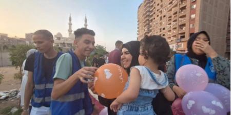 متطوعو حياة كريمة بالمحلة يوزعون البالونات على الأطفال فى الساحات
