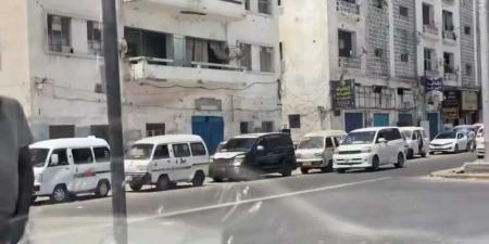 أزمة خانقة في الغاز المنزلي تضرب عدن.. مواطنون يفترشون الشوارع منذ يوم أمس بحثًا عن أسطوانات غاز