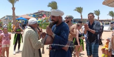 طبل ومزمار بلدي وتوزيع هدايا علي الشواطئ .. احتفالات الغردقة بالعيد