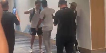 شاهد.. إمام عاشور يستقبل زيزو بالأحضان فى معسكر الأهلى بأمريكا