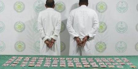 القبض على شخصين في تبوك لترويجهما الحشيش وأقراصًا خاضعة لتنظيم التداول الطبي