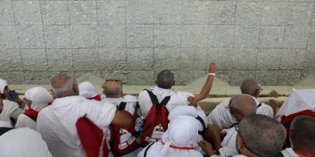 حجاج بيت الله الحرام يكملون رمي الجمرات الثلاث في أول أيام التشريق