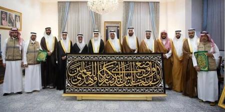نيابة عن خادم الحرمين.. نائب أمير مكة يُسلم كسوة الكعبة لسدنة بيت الله الحرام