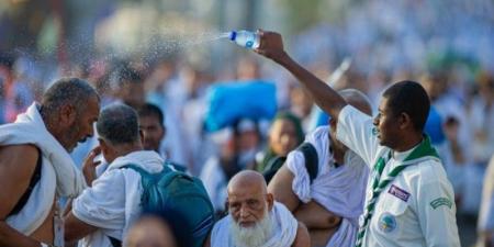 رذاذ الرحمة.. فتية الكشافة يُلطفون الأجواء على الحجيج بالإنسانية