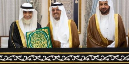 نائب أمير مكة يُسلم كسوة الكعبة المشرفة لسدنة بيت الله الحرام