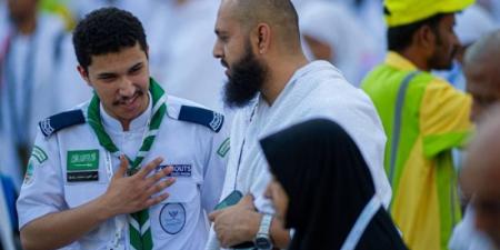 الكشافة يواصلون إرشاد الحجاج التائهين في مشعر منى