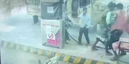 قيادي حوثي يعتدي بوحشية على عامل في محطة وقود بعد رفضه منحه الوقود مجانًا