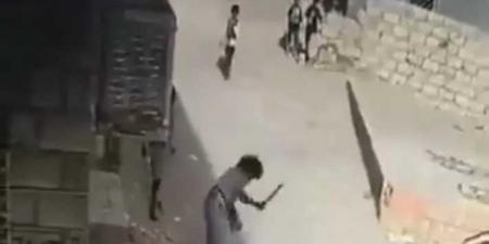 شاهد بالفيديو اعتداء وحشي على طفل في مأرب .. ومطالبات بإنزال أشد العقوبات