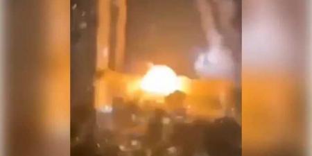 شاهد لحظة انهيار مبنى كبير في تل أبيب أثناء إصابته بصاروخ إيراني إصابة مباشرة