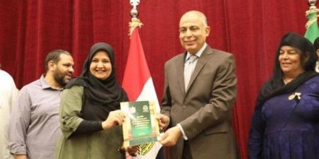 محافظ المنيا يسلم 328 عقد تقنين أراضي لتعزيز الاستقرار العمراني وتخفيف الأعباء عن المواطنين