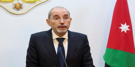 وزير الخارجية ونظيره العُماني يؤكدان خطورة استمرار التصعيد في المنطقة