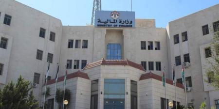 الأردن يخفض ويوحد الرسوم على الشاحنات والبرادات السورية