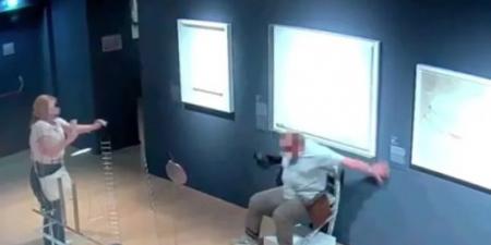 سائح يحطم قطعة فنية في متحف إيطالي من أجل صورة