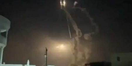 فيديو يوثق فشلًا تقنيًا خطيرًا في منظومة دفاعية إسرائيلية أثناء التصدي لصواريخ إيرانية