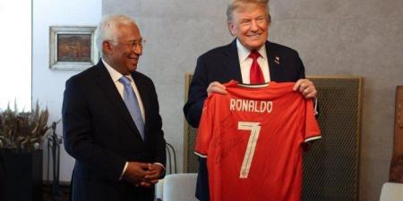 شاهد| بالفيديو.. رونالدو يهدي ترامب قميصه الأحمر مع رسالة سلام