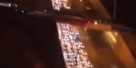 شاهد بالفيديو .. نزوح جماعي للسكان من طهران بعد تحذير عاجل من ترامب
