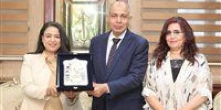 محافظ المنيا يُكرم مديرة مستشفى الرمد ويُوجه بصرف حافز إثابة لجميع العاملين تقديرًا لتميزهم الطبي