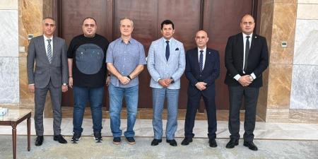 وزير الشباب والرياضة يلتقي رئيس اتحاد رفع الأثقال والمدير الفني الجديد للمنتخب المصري