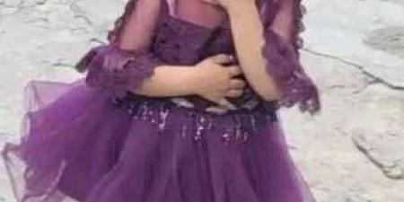 وفاة طفلة بحادثة مأساوية تُشعل غضب الأهالي.. اعتداء على ذويها وحبسهم أثناء انتظار نبأ وفاتها