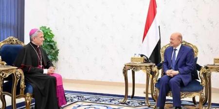 عدن: الرئيس العليمي يشيد بدور الفاتيكان في مختلف الأزمات الدولية