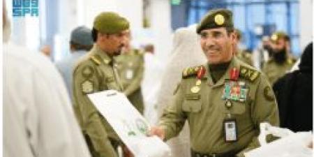 اللواء صالح المربع يتفقد خدمات الجوازات لضيوف الرحمن في منفذ جديدة عرعر