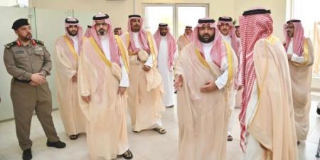 أمير منطقة جازان يتفقد مكتب الضمان الاجتماعي بمحافظة جزر فرسان
