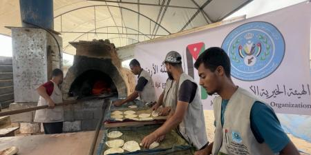 الحملة الأردنية توزع الخبز في مواصي خان يونس
