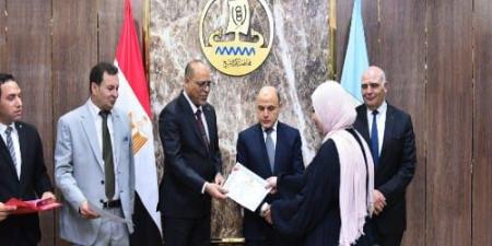 وزير العمل ومحافظ كفر الشيخ يسلّمان عقود عمل لذوي همم