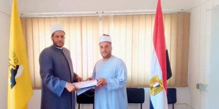 إمام مسجد بالعريش ينقذ حياة مواطن اصيب بغيبوبة سكر أثناء أداءه للصلاة.. أعرف التفاصيل (صور)