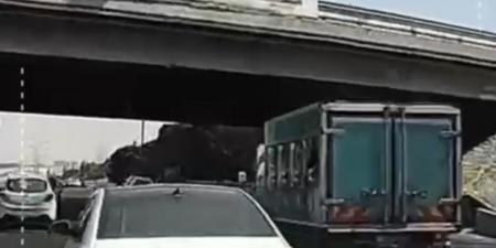 بالفيديو .. قيادة متهورة كادت أن تتسبب بكارثة على طريق المطار في عمان