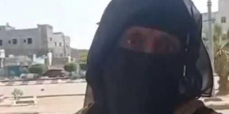 قصة مؤثرة.. مسنة تذرف الدموع بعد خصم راتبها إلى ألف ريال في عدن