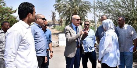 محافظ الأقصر يبحث الإنتفاع بقطعتى أرض مجاورة لكوبرى المطار