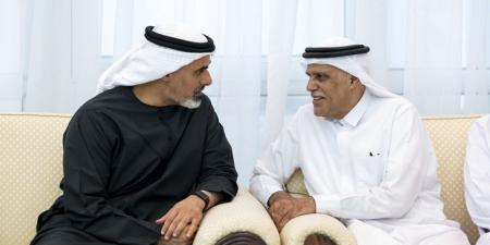 ولي عهد أبوظبي يقدّم واجب العزاء في وفاة محمد إبراهيم عبيدالله