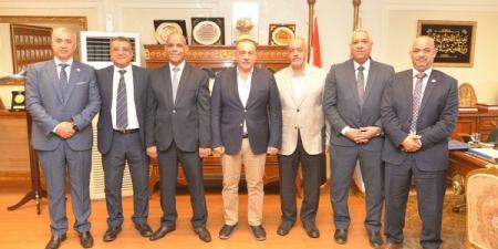 محافظ أسيوط يكرم قيادات المديرية المالية ومنظمي الدورات التدريبية