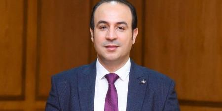 تشجيعا للتعليم المستمر.. «آداب كفر الشيخ» تحتفي بتخرج الدكتور أسامة وفا من جامعة طنطا