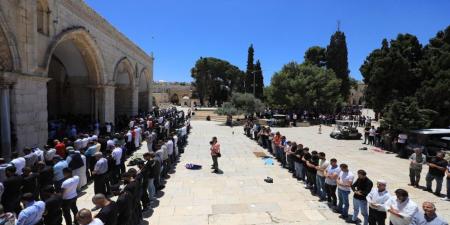 45 ألفا يؤدون صلاة الجمعة في المسجد الأقصى