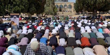 نحو 45 ألف فلسطيني يؤدون صلاة الجمعة في المسجد الأقصى بعد أسبوعين من إغلاقه