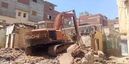 مدن دمياط تواصل إزالة المنشآت ذات الخطورة الداهمة 