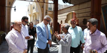 تكثيف النظافة العامة بالسوق السياحى والأحياء السكنية في أسوان