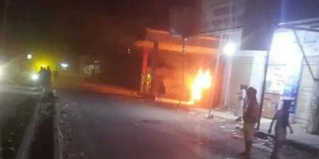 حريق هائل يلتهم محطة وقود عقب تعرضها لهجوم مسلح شرقي اليمن (فيديو)