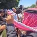 بالفيديو .. وقفة احتجاجية للمطالبة بعفو عام .. والعرموطي لـ"سرايا": اليوم ربطوا شماغي كما ربطوه أول مرة