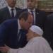 الرئيس السيسي يقبل رأس الدكتور أحمد عمر هاشم خلال أداء صلاة عيد الأضحى