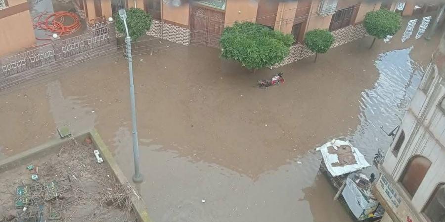 دمياط تحت الأمطار.. المياه تغمر الشوارع والمرور يتعطل والمحافظ يعلن حالة الطوارئ