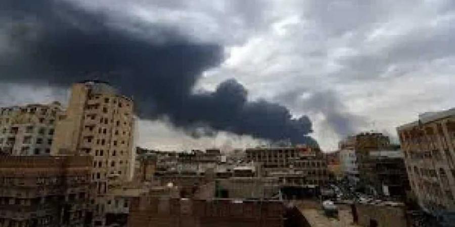 الدفاع المدني في صنعاء يعلن تقدماً كبيراً في إخماد حرائق الضربات الإسرائيلية