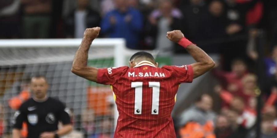 الاسطورة محمد صلاح يتوج بجائزة أفضل لاعب كرة القدم في إنجلترا 