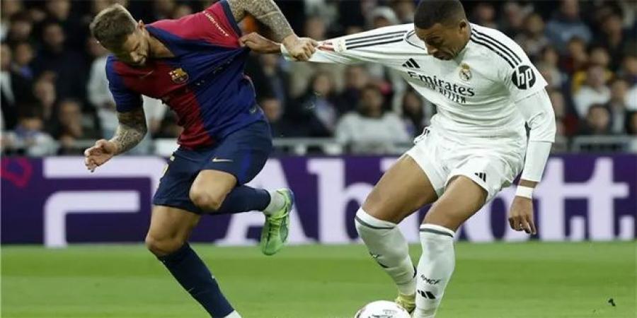 برشلونة يواجه ريال مدريد غداً في كلاسيكو حاسم بالدوري الإسباني